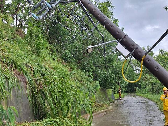 凱米風災導致電桿倒斷情形。（台電台南區處提供）