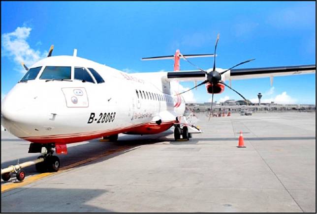 遠東航空2017年起開始執行機隊汰舊換新計畫，現有8架MD客機，其中4架將在今年退役，其餘4架最晚將在2022年退役；新機計畫方面，今年已有6架ATR72-600客機加入，預計年底前還會有3架ATR72-600客機補足運能。(遠航提供)