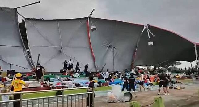 大台北地區今(23)日午後突然變天，刮起8級超強陣風。正在舉辦活動的台北大佳河濱公園也遭到宛如「龍捲風」的超強干擾，帳篷被直接掀飛，畫面十分驚險。(擷取自台灣颱風論壇fb影片)