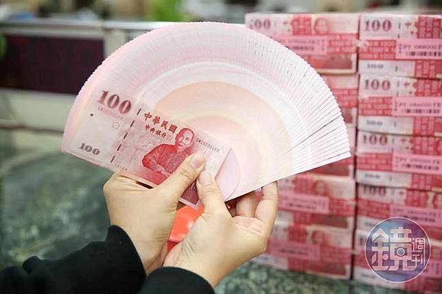 近日有網友在Threads曬出100元鈔票的貼文，目前已吸引超過180萬人次觀看。（示意圖，本刊資料照）
