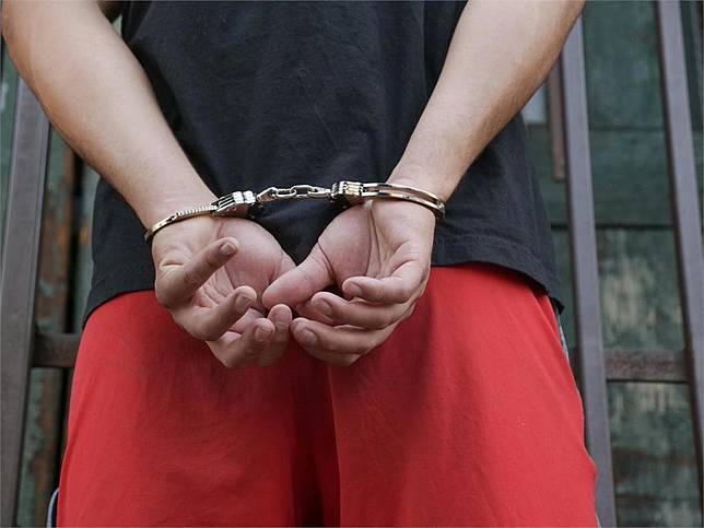 男上加男！警扮女裝化身「火辣女舞團」成功抓到藥頭　破案後合照笑翻網