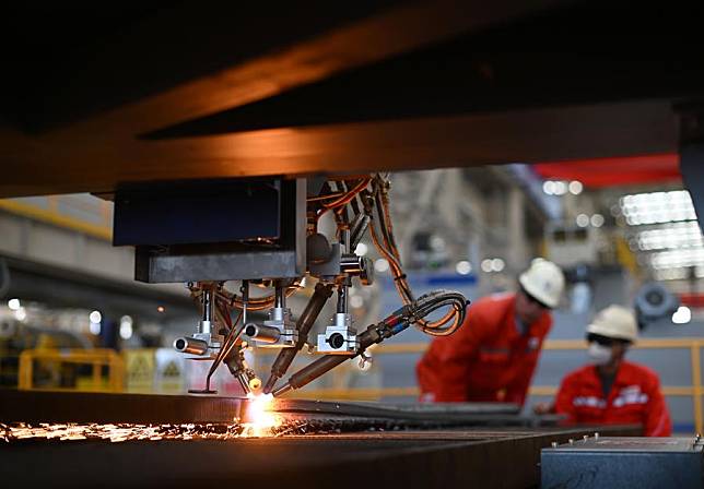 Staff members debug a digital plate-cutting machine at a pipeline workshop of an intelligent manufacturing base under China Offshore Oil Engineering Company in north China's Tianjin, on Oct. 30, 2024. (Xinhua/Zhao Zishuo)