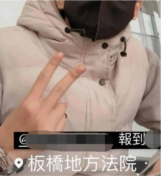 涉犯殺人未遂的15歲國三生，被移送少年法庭竟然拍照比YA打卡。（圖／翻攝臉書）