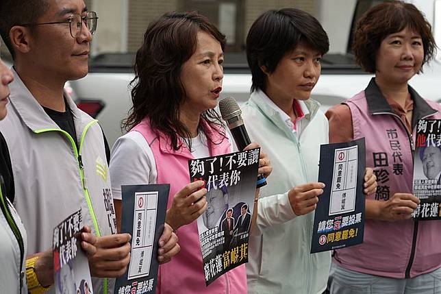 花蓮縣議會民進黨團偕同公民代表前往花蓮復興市場，親自向民眾發放戰報。（民進黨提供）