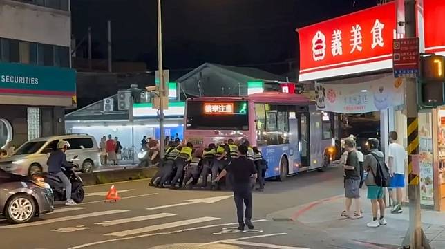 10名警員合力推動車輛。翻攝畫面