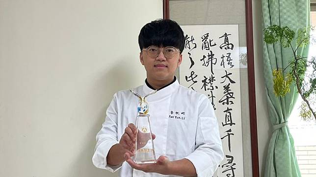 中華醫大餐旅系大一學生李帆畇剛滿18歲已取得16張專業技術證照，獲頒技職之光表揚。中華醫大提供