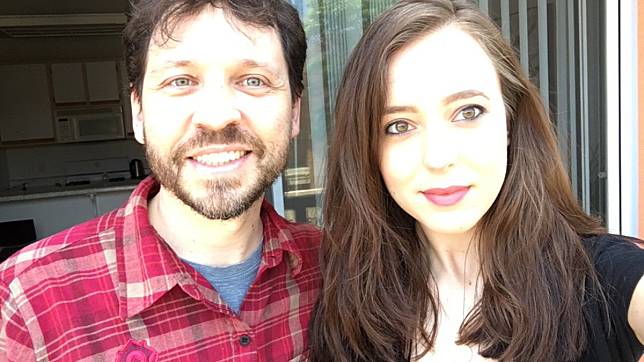 Mike Donais（左）與女兒Melody（右）今日稍早進行父親節實況，Mike Donais針對《爐石戰記》的問題進行了回答。   圖：翻攝自推特