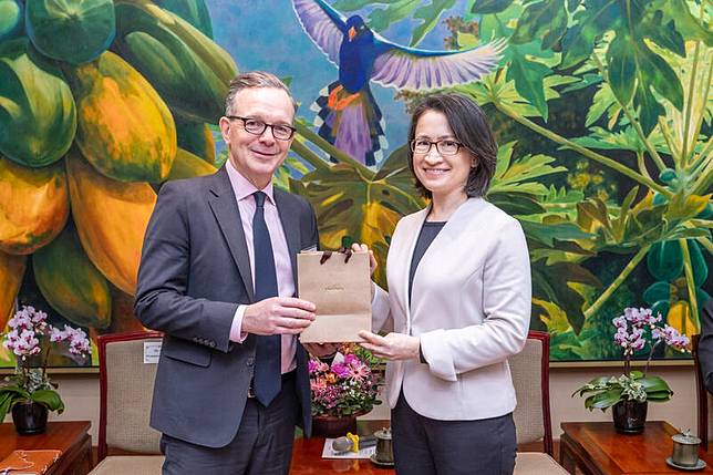 「美台商業協會」會長韓儒伯(Rupert Hammond-Chambers)今率訪團會見副總統蕭美琴。(總統府提供)