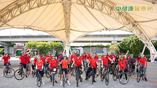 嬌生公司自台灣首次響應「Cycling for Children」活動，全台近百位員工為世界孩童的笑容努力。（圖／嬌生）