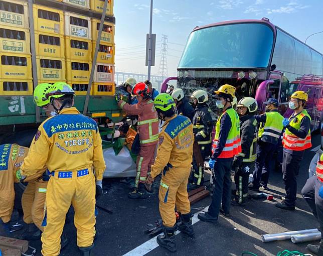 大車夾擊 中彰快速道路車禍自小客嚴重受損一死兩傷