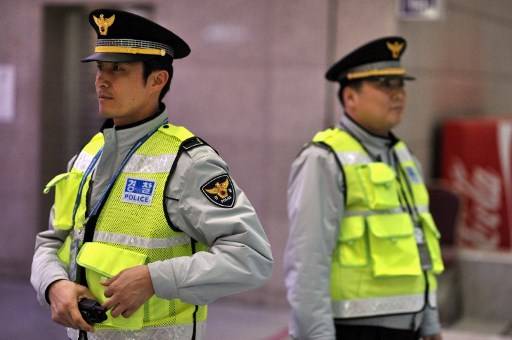 ตำรวจเกาหลีใต้ขอโทษประชาชน ต่อการสอบสวนที่ยาวนานหลายสิบปี ในคดีข่มขืนและฆาตกรรมต่อเนื่อง และ ยังจับคนร้ายผิดตัว NICOLAS ASFOURI / AFP