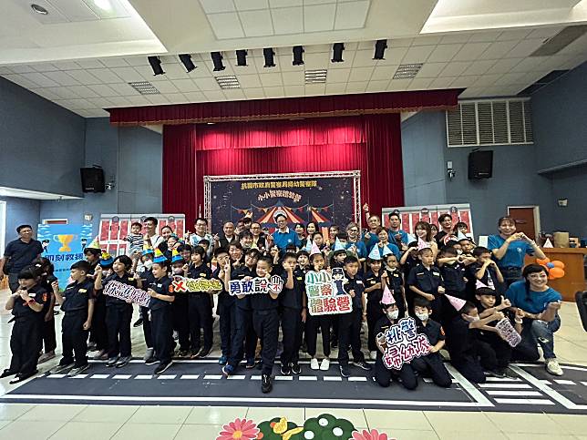 Le « Little Police Experience Camp » organisé par le commissariat de police cet été a amené 100 jeunes détectives à découvrir l'histoire intérieure du protagoniste « Xiao An » qui a soudainement disparu lors de la fête d'anniversaire.Image : fournie par les lecteurs