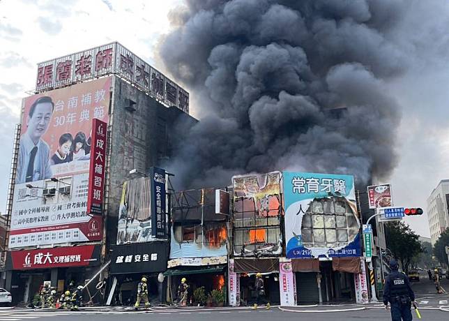 中西區府前路一段一棟店家二十九日上午冒出濃煙。（民眾提供）