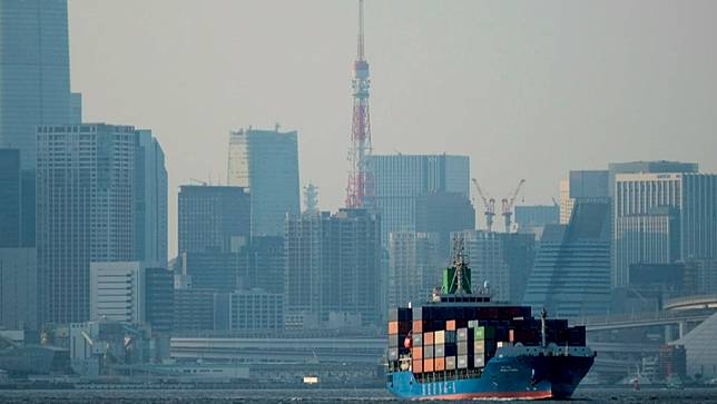 川普宣佈向日本進口產品徵收25%對等關稅，圖為今年4月一艘貨櫃離開東京貨櫃碼頭。美聯社
