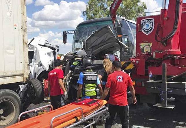 คนขับบัส “หลับใน” พุ่งชนรถที่ด่านเก็บค่าผ่านทาง ปินส์สลดดับ 10 ศพ-เจ็บ 37 คน