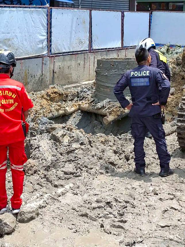 เกิดเหตุระทึกขวัญคนงานก่อสร้างโครงการรถไฟฟ้าใต้ดิน พลัดตกบ่อลึกกว่า 10 เมตร บริเวณถนนหลานหลวง ซอย 6 ดินปากบ่อเกิดถล่มทับร่างซ้ำ เจ้าหน้าที่มูลนิธิร่วมกตัญญูพร้อมทีมกู้ภัยทางสูงเร่งรุดช่วยเหลือชีวิตอย่างเร่งด่วน