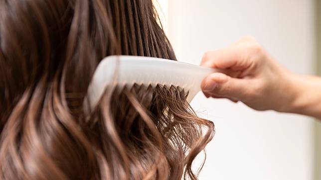 woman-getting-treatment-hairdresser-shop