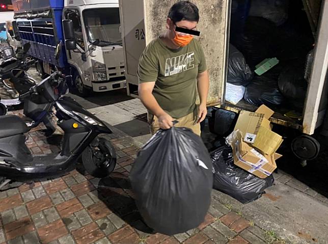 不肖業者非法清理廢棄物，台中市環保局將非法代收垃圾服務業者移送檢調偵辦。（記者陳金龍攝）