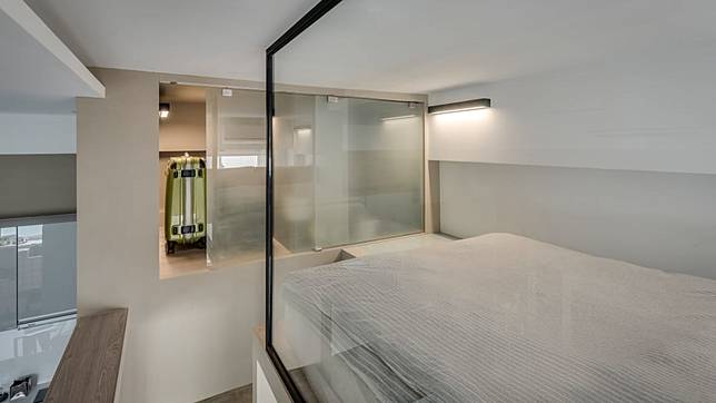 
          <p>夾層除了作為臥室使用，也有不小的收納空間。以霧面的拉門取代實色的門板，小空間感覺更有穿透性。</p><br  /> Credits: homify / <a href=