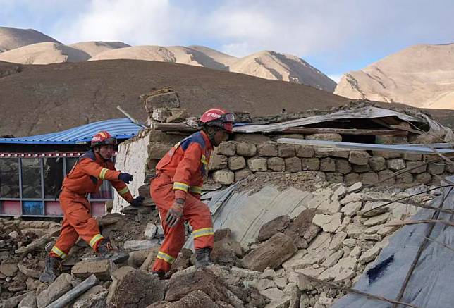 Rescuers work at a village in Changsuo Township of Dingri County in Xigaze, southwest China's Xizang Autonomous Region, Jan. 7, 2025. (Xinhua/Jigme Dorje)