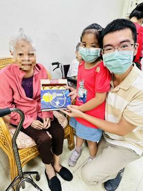  愛的萌芽理事長劉志枰出身清貧，更能體會弱勢心情，多年來堅持公益，即使股票大賠仍咬牙堅持。（圖／愛的萌芽協會提供）