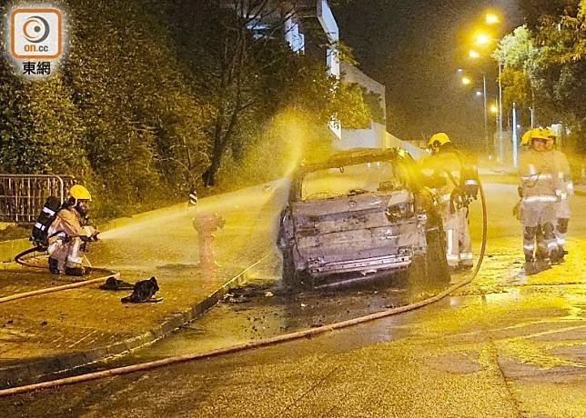 消防向私家車射水降溫。(陳嘉順攝)