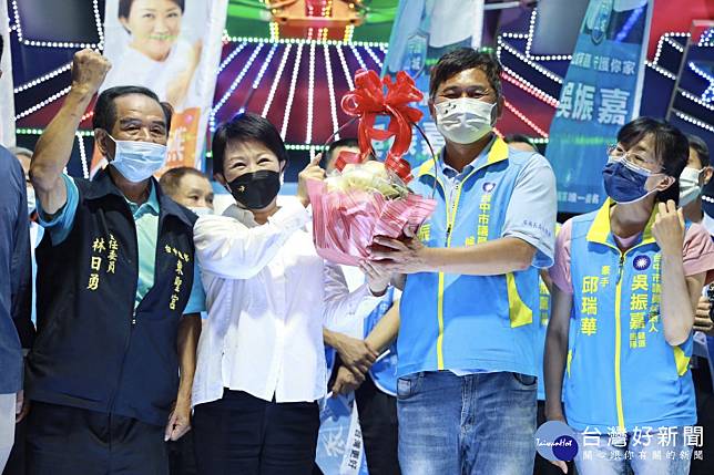 台中市長盧秀燕合體市議員候選人吳振嘉共同舉行「鄉親來燕會」活動。