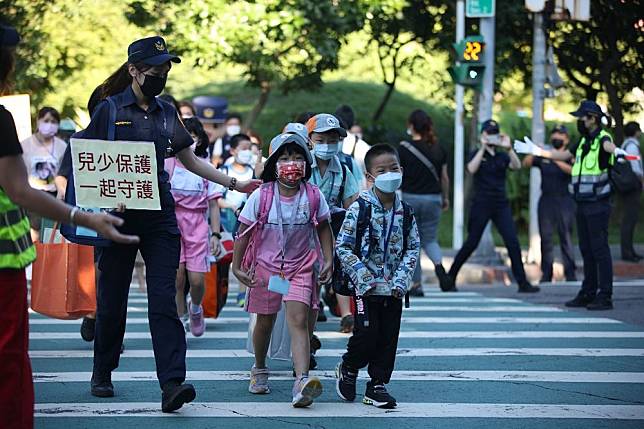 教育部宣布，9月12日起，高中以下含幼兒園，確診或快篩陽性個案，實施7天居家照護，期滿無症狀可入校上課。（陳愷巨攝）