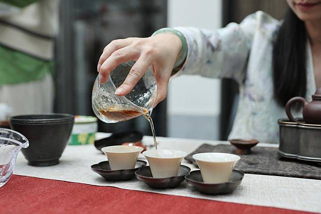 A tea specialist demonstrates tea preparation techniques during the &ldquo;Yaji Cultural Salon&rdquo; in Brussels, Belgium, on May 24, 2024. (Xinhua/Zhao Dingzhe)