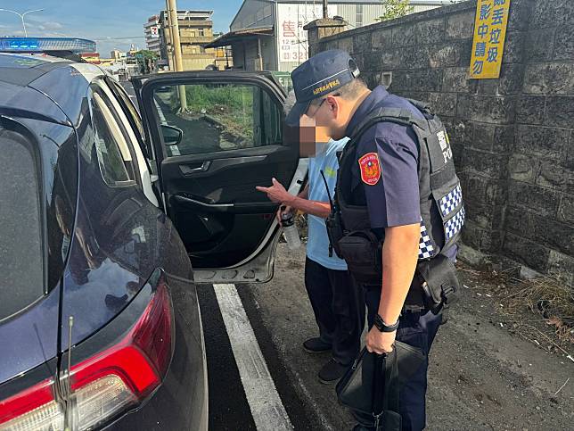 員警發現老翁才剛被通報失蹤沒多久，便先帶他回派出所安置。圖：讀者提供