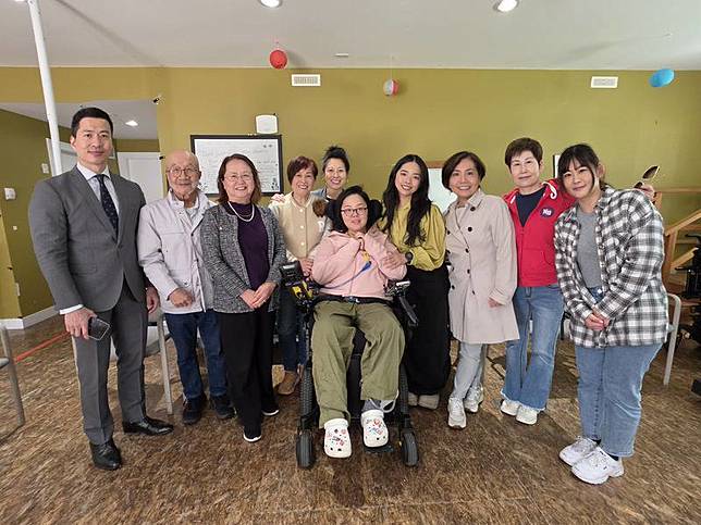 王丰的好友、鄰居，以及大溫僑胞和辦事處官員等多 人，共同探望新入駐康復中心的王丰（中坐輪椅 者），眾人都感謝加拿大政府快速批准王丰永久居民 身分，讓她的醫療和生活無後顧之憂。 中央社記者程愛芬溫哥華攝　115年4月26日