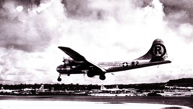 美國空軍1945年8月6日發布照片，B-29轟炸機「諾拉蓋伊號」完成到廣島投下原子彈的任務後，降落在天寧島空軍基地。路透社