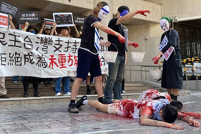 「台灣巴勒斯坦自由連線」5月15日在立法院群賢樓前舉辦記者會，把象徵鮮血的紅漆傾倒在象徵著加薩人民的示威者身上，呼籲台灣勿當以色列進行種族滅絕的幫兇。（主辦單位提供）