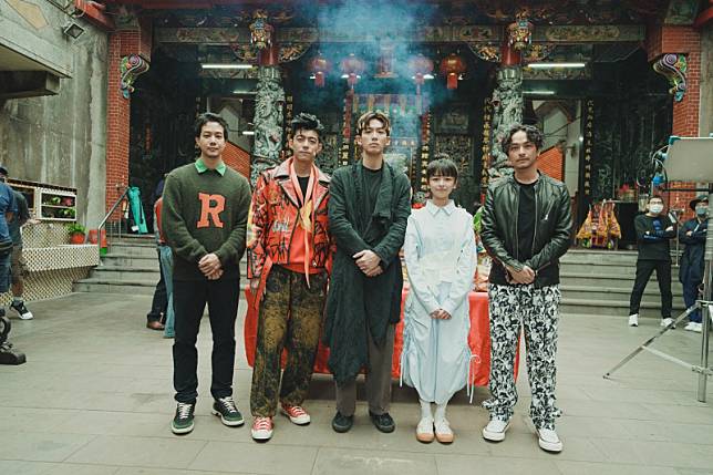 薛仕凌(左起)、王柏傑、柯震東、陳姸霏、楊銘威出席《乩身》開鏡儀式。(Netflix提供)