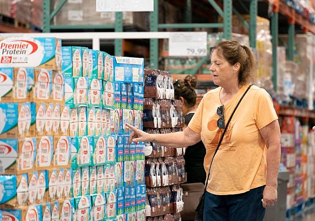 A customer selects goods at a supermarket in Foster City, California, the United States, July 11, 2024. (Photo by Li Jianguo/Xinhua)