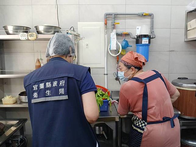 宜縣衛生局派員到連同塑膠袋下鍋煮的店家稽查，查獲多項缺失，已勒令限期改善。(圖由宜縣衛生局提供)