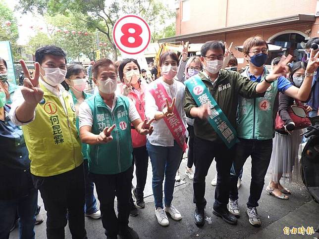 黃玉廷(圖中)在市議員候選人江肇國(右起)、立委黃國書、議員候選人鄭功進、江昆霖陪同，至建國市場拜票。(記者張瑞楨攝)