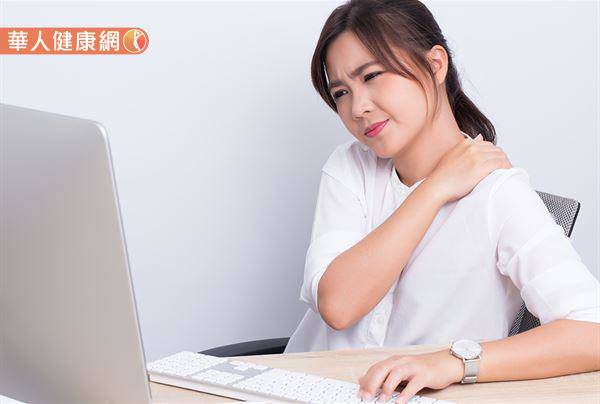 肩膀痛、手舉不高，恐罹患肩夾擠症候群！復健科醫師：彈力帶運動輔助改善