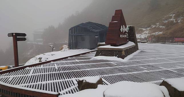 寒流南下發威了！合歡山「銀光耀眼」　松雪樓積雪6公分