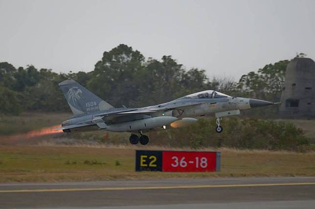 清泉崗基地今天(21日)於機庫堡執行飛機關車前檢查時，一名士官長因不明原因遭發動機吸入送醫不治。圖為IDF經國號戰機。(空軍司令部FB粉專)