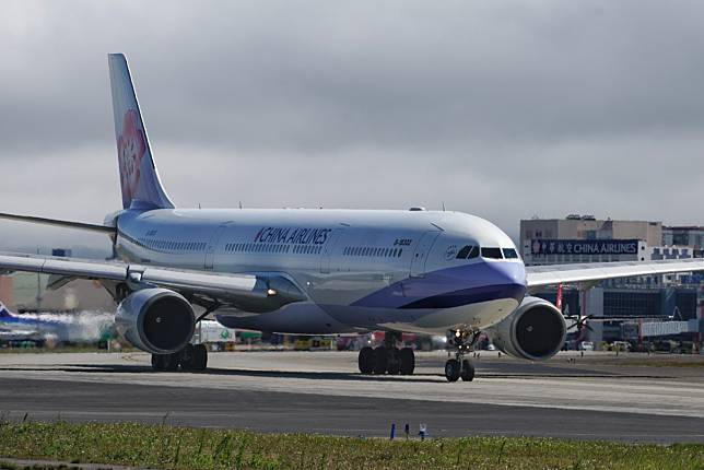 中國某航空因為機上乘客收到親人過世消息，緊急要求飛機返航，耽誤50分鐘左右。(資料照片)   圖：張良一/攝 （資料照片）