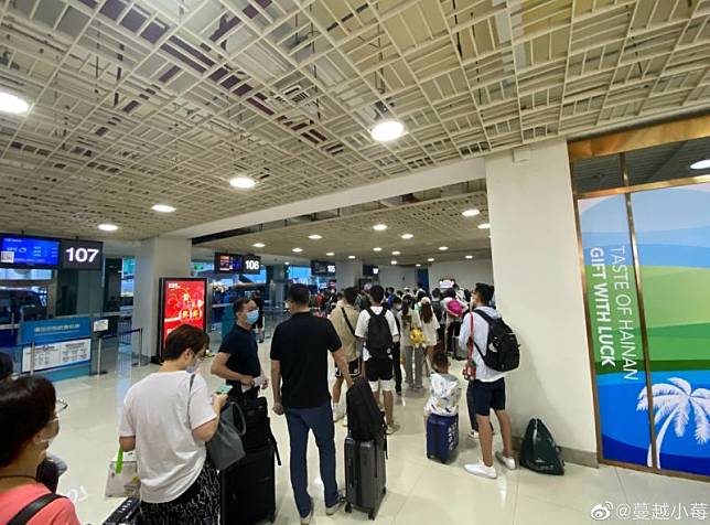 ▲中國海南島三亞市宣布封城，大批遊客只能滯留機場。（圖／翻攝自微博）