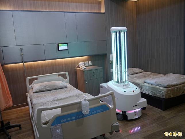 智駕殺菌機器人可以自動在病房進行紫外線殺菌。(記者張軒哲攝)