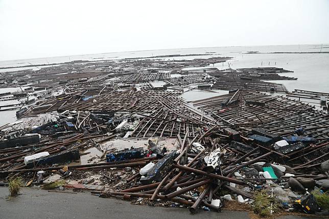 凱米颱風0726》文蛤牡蠣損失慘重，雞隻大量死亡，農友於社群互相打氣，補滿正能量