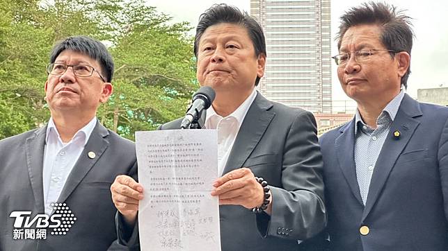 國民黨立法院黨團書記長林思銘（左）、總召傅崐萁（中）、民眾黨團幹事長吳春城（右）。（圖／潘袁詩羽攝）