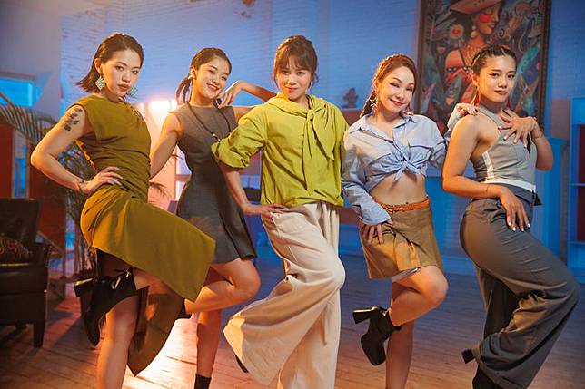 為新歌〈Hey Hey You〉的MV，Tanya蔡健雅重拾久違的舞蹈技能。（亞神音樂提供）