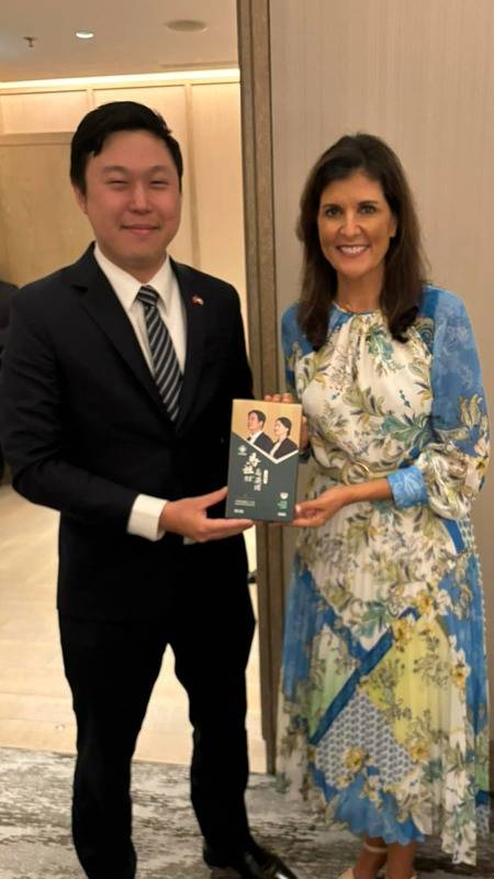 美國前駐聯合國大使海莉（Nikki Haley）近日訪台，總統府發言人李問致贈馬祖高梁。 圖：翻攝自李問臉書