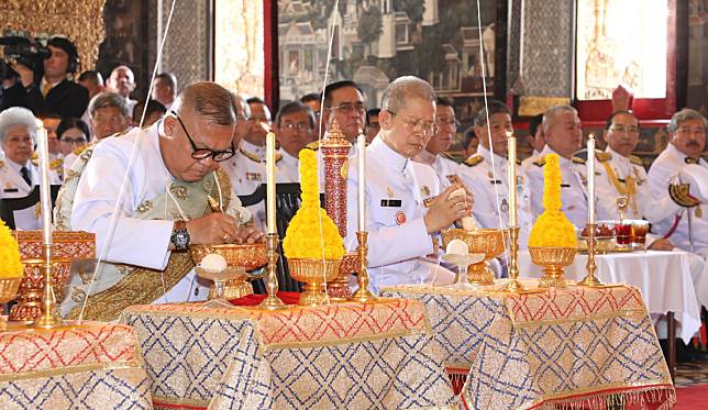 สมเด็จพระเจ้าอยู่หัว โปรดเกล้าฯ จารึกพระสุพรรณบัฏ ดวงพระบรมราชสมภพ แกะพระราชลัญจกรประจำรัชกาล