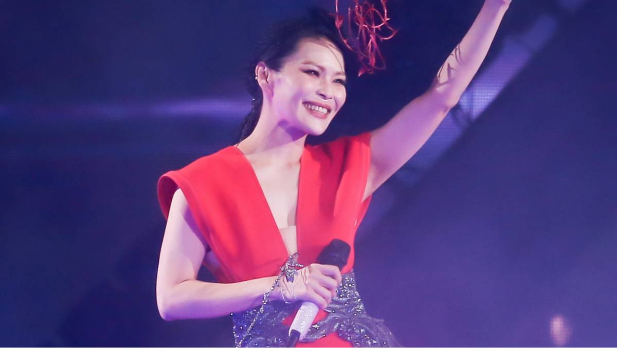 周蕙不藏了！出道26年登小巨蛋 辣曬事業線笑曝「就是逼自己」 | 中天電視台 | LINE TODAY