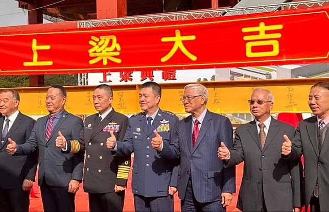 郭倍宏(右三)出席「國家軍事博物館新建工程」上梁儀式。 圖：翻攝郭倍宏臉書